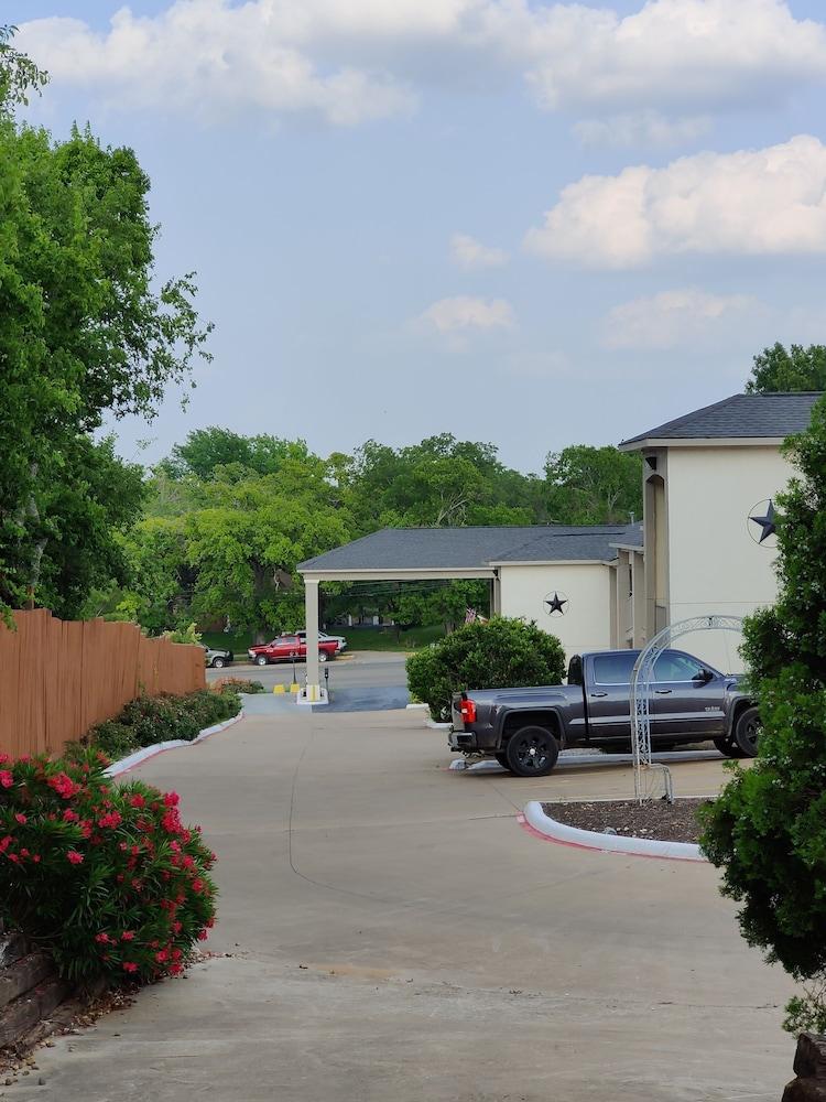 Days Inn By Wyndham Suites Fredericksburg Exterior photo