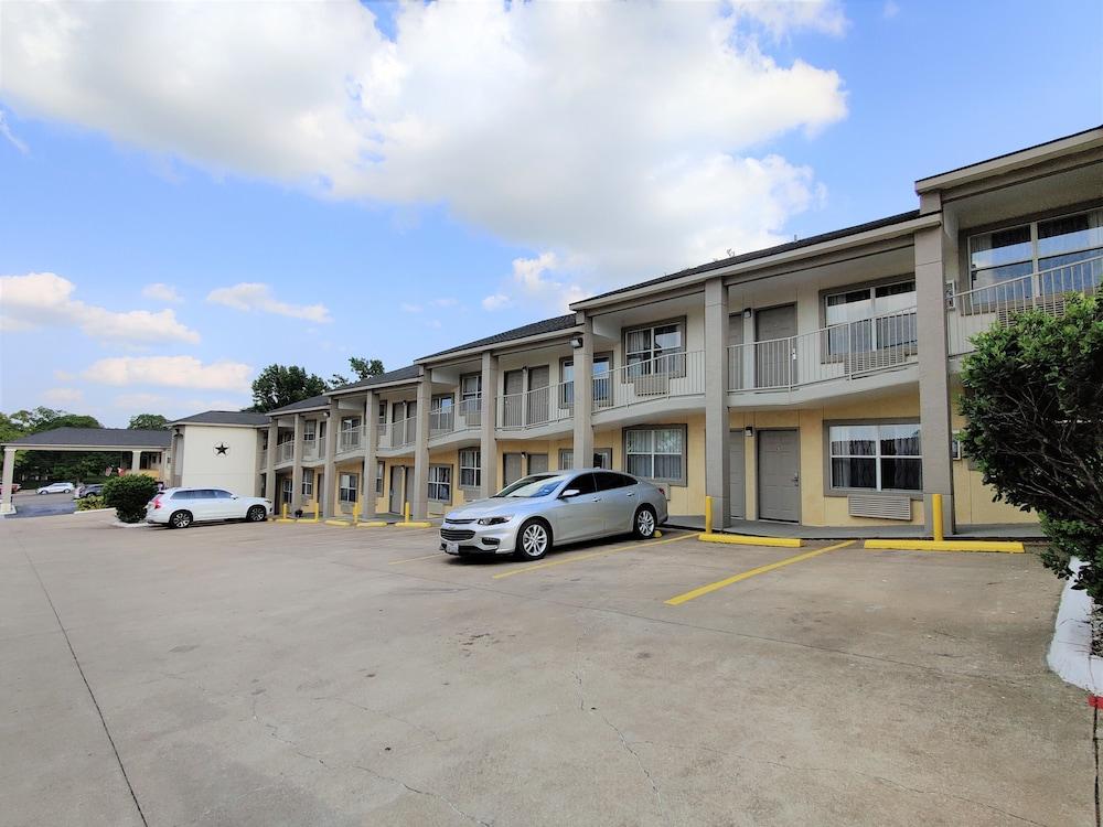 Days Inn By Wyndham Suites Fredericksburg Exterior photo