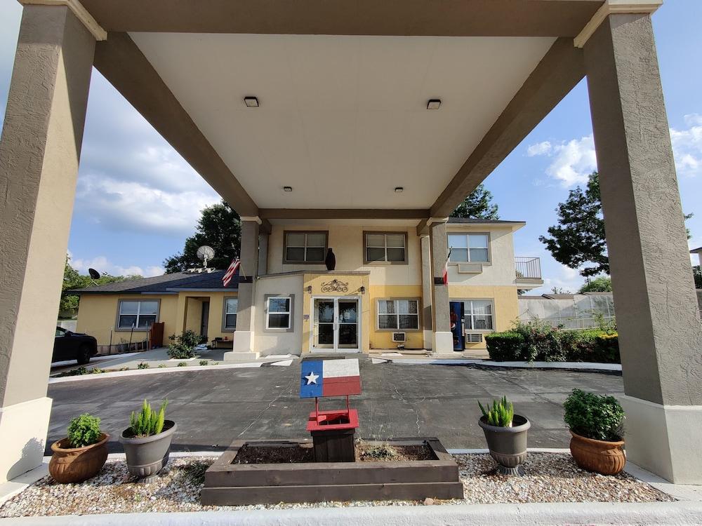 Days Inn By Wyndham Suites Fredericksburg Exterior photo